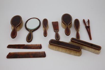 LOT :

Garniture de coiffeuse 9 pièces en...