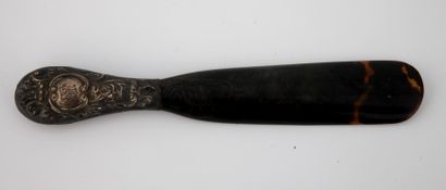 CHAUSSE-PIED en corne teinté façon écaille,...