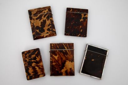 LOT :

ETUI à CARTES, en écaille brune bordée...