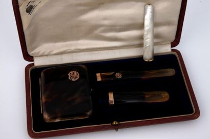 LOT :

FUME-CIGARETTE en nacre, embout en...