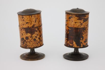 LOT :

PAIRE DE POTS cylindriques, en bois...