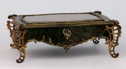 Grand COFFRET formant VITRINE, de formes...