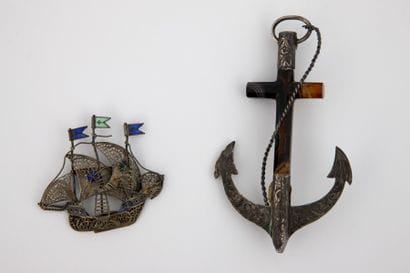 LOT :

BROCHE ANCRE en agate et argent Vers...