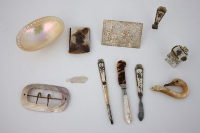 LOT :

Petit COUTEAU à BEURRE, lame en écaille...