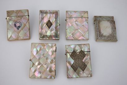 LOT :

ETUI A CARTES de mosaïque en nacre...