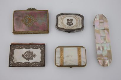 LOT :

ETUI à LUNETTES en nacre. XIXème siècle...