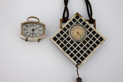 LOT :

REVEIL plaqué de nacre. (accidents,...