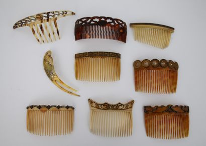 LOT :

PEIGNE en composition écaille blonde...