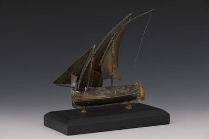MAQUETTE de Felouque en métal argenté. Socle...