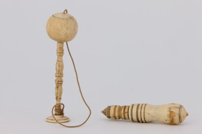 LOT :

BILBOQUET en os, piétement t en os...