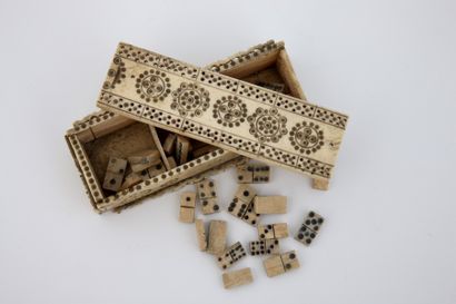 BOITE de DOMINOS et Piquet ancien, en os,...