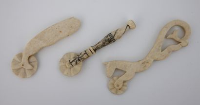 LOT :

ROULETTE à PÂTISSERIE en os en forme...