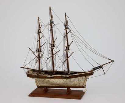 MAQUETTE en acajou et os, représentant un...