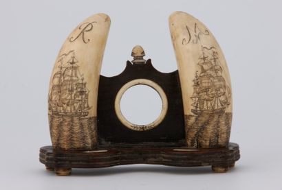PORTE-MONTRE en bois supporté par deux dents...