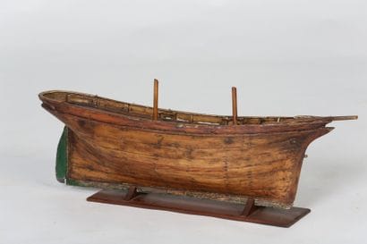 MAQUETTE - Coque d’un voilier bordée sur...