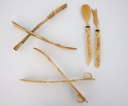 LOT :

COUVERT à SALADE, en forme de pince,...