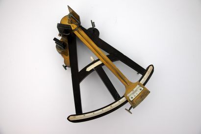 OCTANT en ébène XIXème siècle (manques) 

Long....