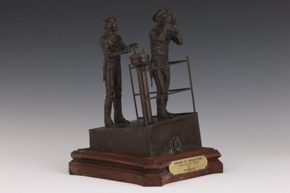 GROUPE en bronze à patine noire- Un officier...