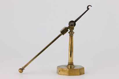 TREBUCHET en bronze et acier, à règle graduée...