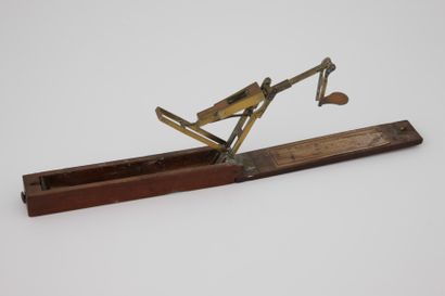 TREBUCHET en laiton, pour pesage d’or – «...