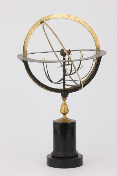 PLANETAIRE en laiton, étain et bois sur socle...