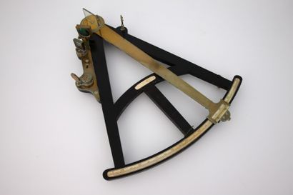 OCTANT en ébène et os, à bras en laiton....