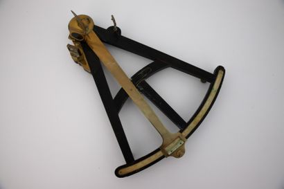 OCTANT en ébène et laiton. Fin XVIIIème siècle...