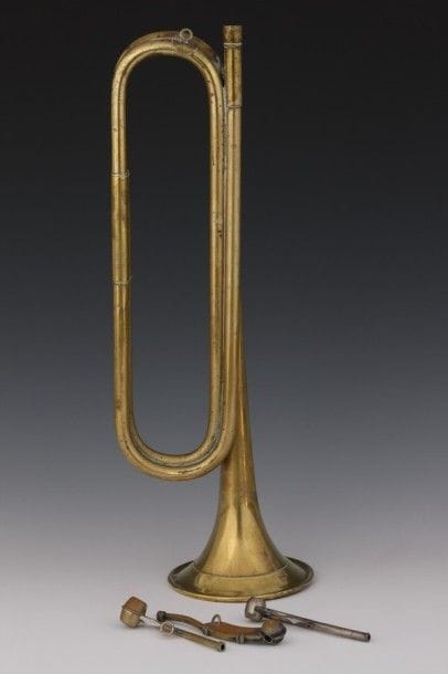 LOT :

CLAIRON en cuivre. Manque l'embouchure...