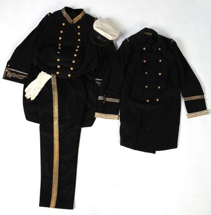 LOT d’uniformes d’officier de marine

Dans...