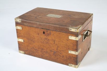 COFFRE d’OUTILLAGE en chêne, garniture et...