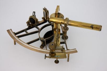 SEXTANT en laiton, avec optique, signé Isodore...