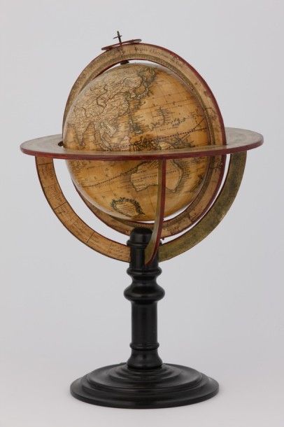GLOBE TERRESTRE en bois, carton et papier...