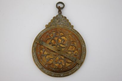 REPLIQUE D’ASTROLABE Oriental en laiton,...