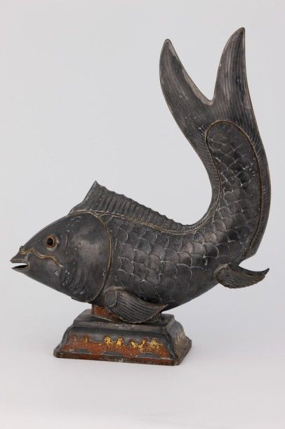 POISSON sur socle rectangulaire à doucine,...