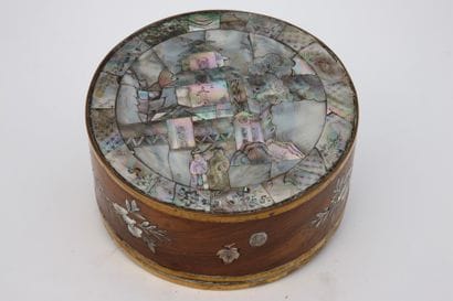 BOITE ronde en bois, intérieur à compartiments,...