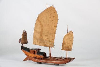 MAQUETTE ancienne - Jonque en bois naturel...