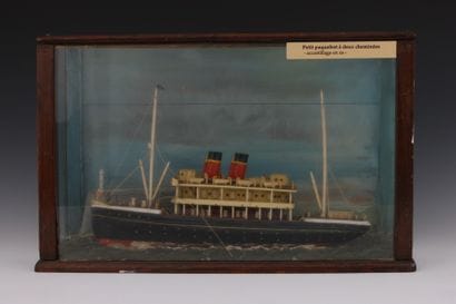 DIORAMA présentant un bateau de ligne en...
