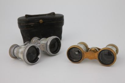 LOT :

JUMELLES de THEATRE en nacre, monture...