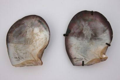 LOT :

NACRE gravée d’une femme portant un...