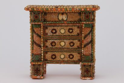 COMMODE Miniature, en bois à décor de petits...