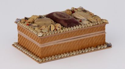 BOITE à COUTURE en carton, à décor de coquillages,...
