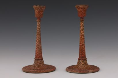 Paire de BOUGEOIRS en bois sculpté et peint...