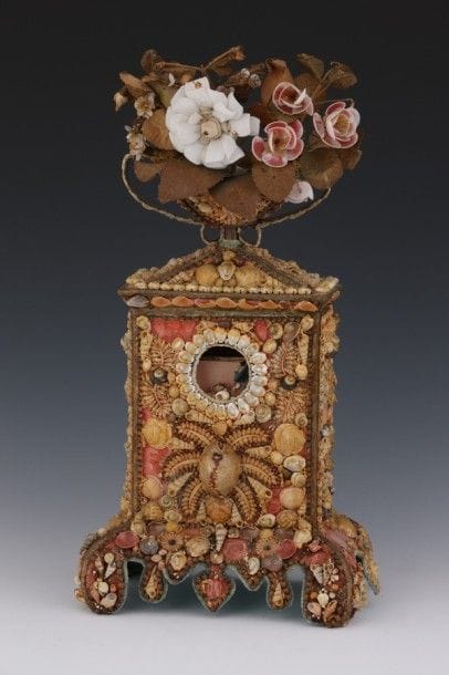 PORTE-MONTRE, composition en coquillages...