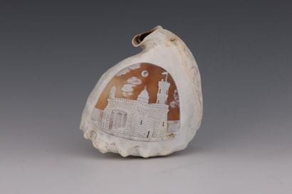 Petite CONQUE sculptée d’une citadelle (un...