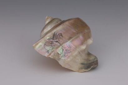 COQUILLAGE nacré gravé d'un palais et d'un...