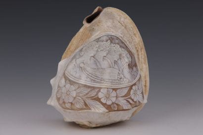 CONQUE sculptée de quatre profils et frises...