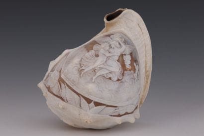 CONQUE sculptée d’une scène représentant...