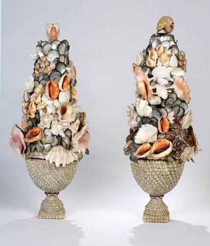PAIRE DE GRANDS VASES à piédouche, à décor...
