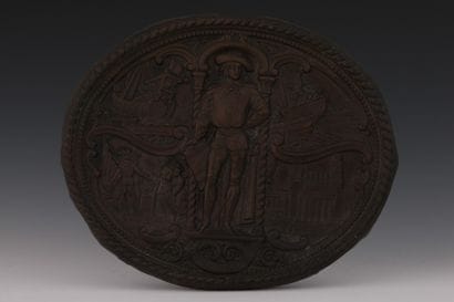 PLAQUE ovale en cuivre repoussé, présentant...