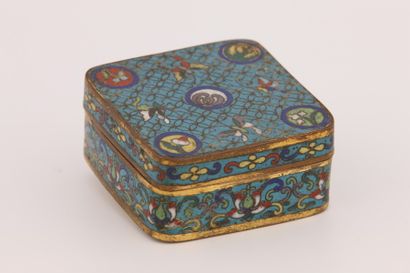 Chine XIXème Siècle - Boite carrée en bronze...